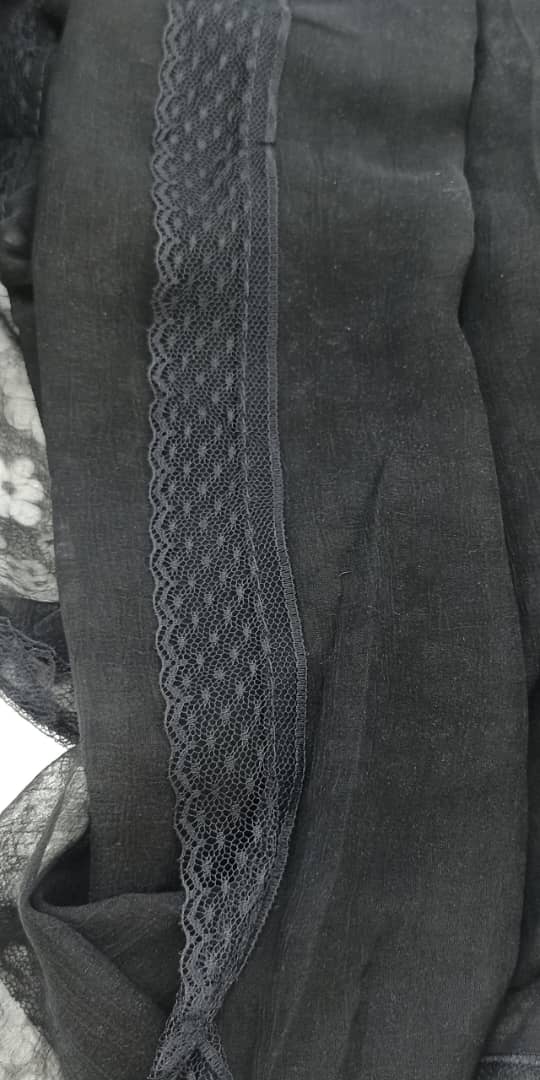 شال زنانه مدل حریر گلدار مجلسی 4 - مشکی - تصویر 2 شال زنانه مدل حریر گلدار مجلسی 4 - مشکی - تصویر 2